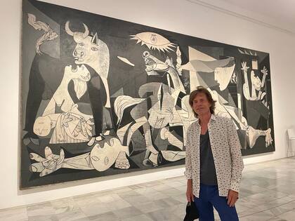 Mick Jagger compartió una foto junto a Guernica, el famoso cuadro de Picasso.