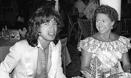 Mick Jagger en su juventud, con la princesa Margarita, hermana de Isabel II