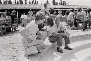 Mick Jagger
junto a sus padres, Eva y Joe, paseando por Saint Tropez
en los días previos a su casamiento.