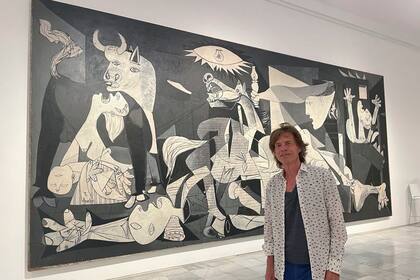 Mick Jagger junto al Guernica de Picasso