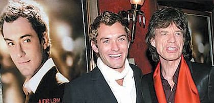 Mick Jagger y Jude Law en el estreno de Alfie