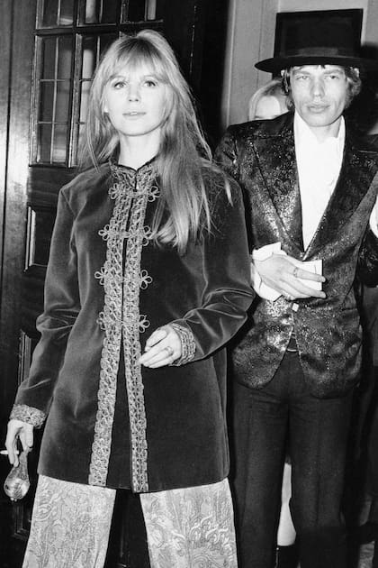 Mick Jagger y Marianne Faithfull llegan al jardín del convento de la Royal Opera House en Londres, el 23 de febrero de 1967