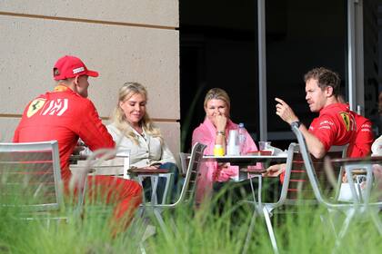 Mick Schumacher, junto con su madre Corinna (de rosa), escuchando a Sebastian Vettel