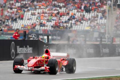 Mick Schumacher se desliza en la Ferrari de su padre por la pista de Hockenheim, en Alemania, antes de la carrera de la Fórmula 1.