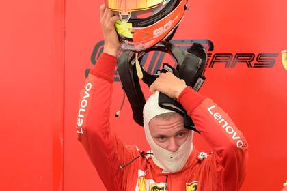 Mick Schumacher, tan parecido a su padre, Michael, en el momento en que se coloca el casco para salir a la pista.