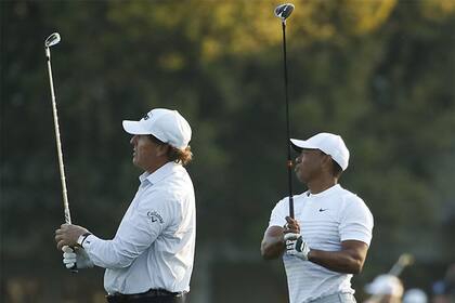 Mickelson y Woods, protagonistas de un reto que puede marcar el regreso del golf durante la pandemia