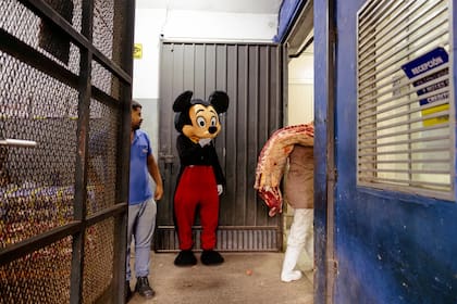 Mickey, la mascota de la empresa, se hizo a un lado para dejar que los trabajadores descargaran carne de vacuno en una tienda de comestibles