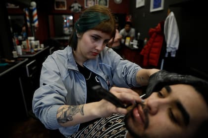 Micky Tabares, de 24 años, es la barbera argentina de la cadena. "Acá viene gente de todos los países: venezolanos, dominicanos, cubanos, argentinos y colombianos"