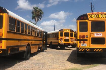 Se requerirá que los distritos escolares proporcionen transporte o subsidios a estudiantes de escuelas con bajo rendimiento