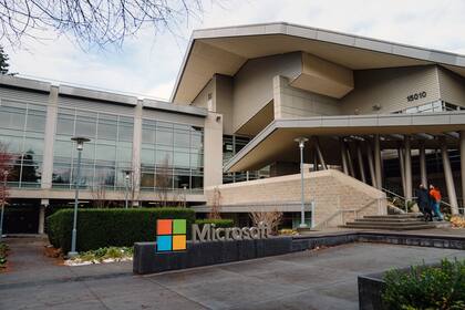 Microsoft es otra de las grandes compañías tecnológicas en la mira por su inversión de 13.000 millones de dólares en Open IA