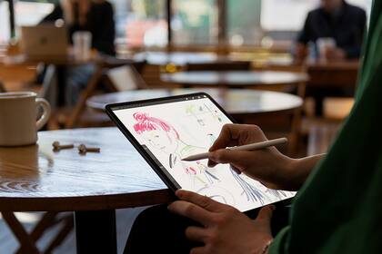 Microsoft fue la primera en desarrollar una tableta con teclado y stylus, pero las últimas actualizaciones del iPad permitieron evolucionar las prestaciones de la tableta de Apple