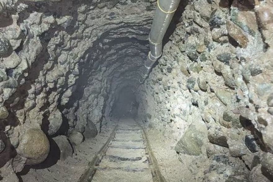 Descubren un túnel secreto que usaban para traficar droga entre EE.UU. y  México - LA NACION
