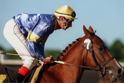 Midri, con Jorge Valdivieso, en su despedida de las pistas; fue el primer caballo importante de Maradona