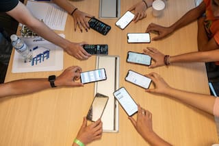 Miedo a perdernos cosas y no pertenecer: cómo gestionar el FOMO de fin de año y evitarlo en vacaciones