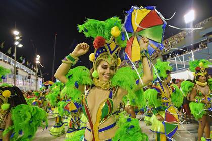 Miembro de la escola do samba Grande Río