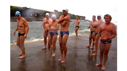 Miembros Clovelly se apiñan antes del inicio de una carrera en Clovelly Beach