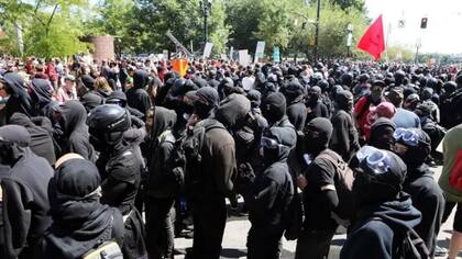 Miembros de Antifa en un mitin del activista de extrema derecha Joey Gibson en Oregón en 2018. Getty Images