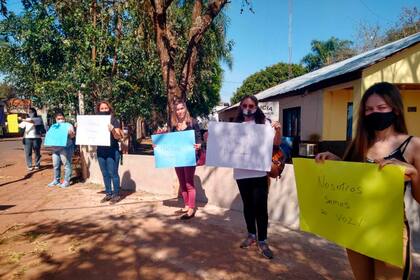 Miembros de asociaciones protectoras de los derechos del animal se manifestaron frente a la comisaría donde el agresor fue detenido