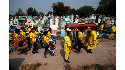 Miembros de Comandos de Salvamento y familiares asisten al funeral del voluntario Erick Beltrán, de 14 años de edad, asesinado por presuntos pandilleros, en Quezaltepeque, El Salvador