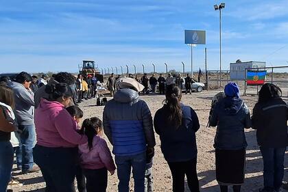Miembros de comunidades mapuches se reunieron ayer en el acceso a las plantas de tratamiento de residuos petroleros de Vaca Muerta