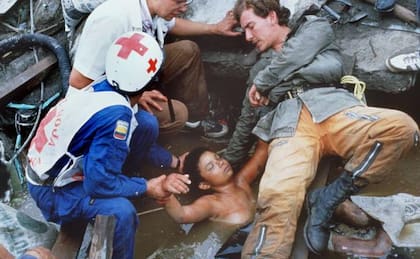 Miembros de Defensa Civil y la Cruz Roja tratan rescatar, sin éxito, a Omayra Sánchez