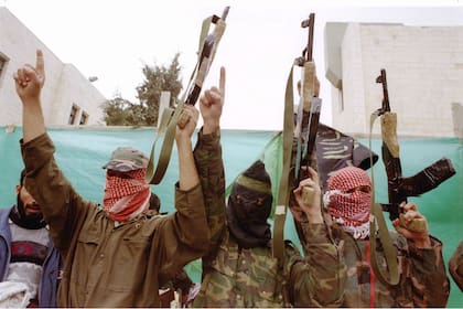 Miembros de Hamas con kalishnikovs, en 1996