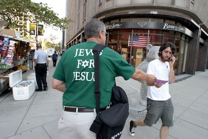 Miembros de "Judíos para Jesús" reparten folletos en Washington DC