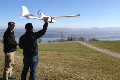 Miembros de la asociación ConservationDrones.org ponen a prueba en Suiza un vehículo no tripulado controlado a distancia