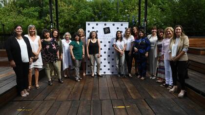 Miembros de la asociación Pollera Pantalón junto a las ganadoras de los premios Mujeres por Más
