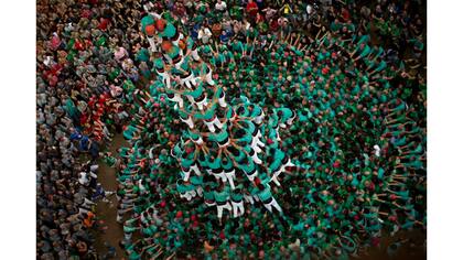Miembros de la "Castellers de Villafranca" tratan de completar su torre humana