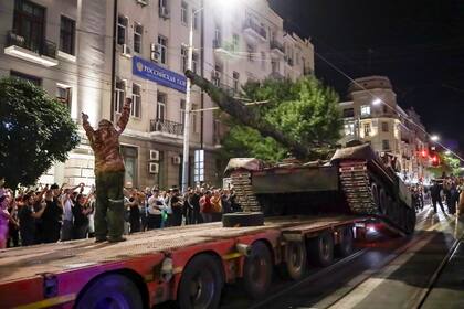 Miembros de la compañía militar Wagner Group cargan su tanque en un camión en una calle de Rostov del Don, Rusia, el sábado 24 de junio de 2023, antes de abandonar una zona en la sede del Distrito Militar Sur.