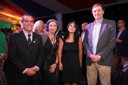 Miembros de la comunidad británica presentes en la celebración: John Hunter, Florentina Fontana, Sara Stewart Brown y Raymond Paterson