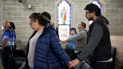 Miembros de la comunidad migrante en la iglesia Starting Point en Chicago, Illinois este 26 de enero