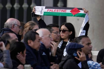 Miembros de la comunidad palestina asisten a la audiencia general del papa Francisco en la plaza de San Pedro del Vaticano, el miércoles 22 de noviembre de 2023