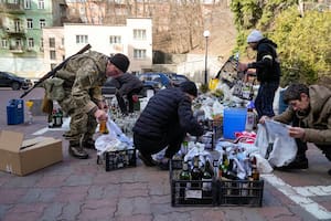 El gobierno de Kiev difunde tutoriales y miles de civiles se juntan para fabricar cócteles molotov caseros