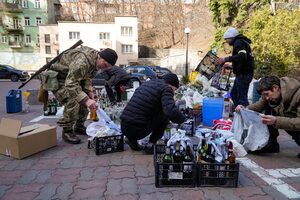 El gobierno de Kiev difunde tutoriales y miles de civiles se juntan para fabricar cócteles molotov caseros