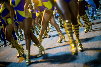 Miembros de la escuela de samba Paraiso do Tuiuti actúan durante el ensayo callejero antes del tradicional desfile de Carnaval de 2024 en Río de Janeiro.