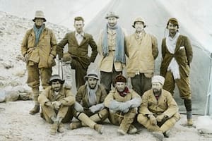 Miembros de la expedición al Monte Everest de 1924. Fila trasera (de izquierda a derecha): Andrew Irvine, George Mallory, Edward Norton, Noel Odell y John Macdonald