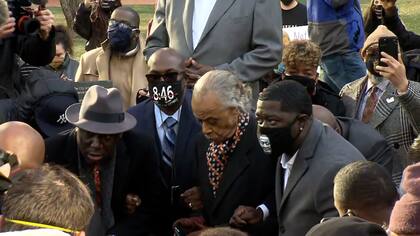 Miembros de la familia de George Floyd, su abogado Benjamin Crump y el reverendo Al Sharpton se arrodillaron frente a la corte por 8 minutos y 46 segundos, antes de ingresar al edificio para el inicio del jucio a Derek Chauvin