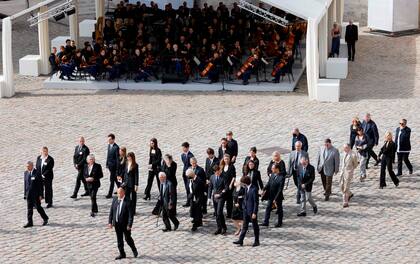 Miembros de la familia de Jean-Paul Belmondo llegan para asistir a la ceremonia de homenaje nacional al fallecido actor francés Jean-Paul Belmondo en el monumento del Hotel des Invalides en París