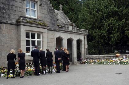 Miembros de la familia real. Desde la izquierda, el príncipe Eduardo de Gran Bretaña, Lady Louise Windsor y Sophie Countess of Wessex, ven tributos florales para la reina Isabel II fuera de las puertas del castillo de Balmoral en Aberdeenshire, Escocia.