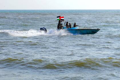 Miembros de la Guardia Costera de Yemen afiliados al grupo hutí patrullan en el mar Rojo, el 4 de enero de 2024.