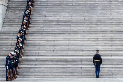 Miembros de la guardia de honor esperan el feretro de George H.W. Bush en el Capitolio