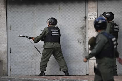 Miembros de la Guardia Nacional Bolivariana lanzan gases lacrimógenos contra manifestantes en Caracas (Archivo)