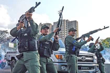 Las fuerzas venezolanas reprimen las protestas encabezadas por Juan Guaidó