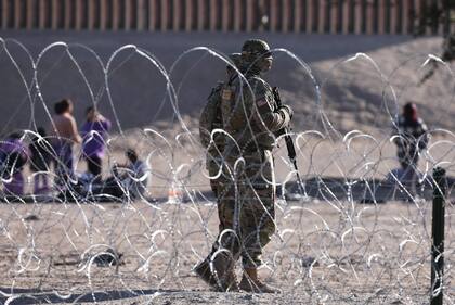 Miembros de la Guardia Nacional controlan las cercanías del Río Grande en El Paso, Texas. (HERIKA MARTINEZ / AFP)