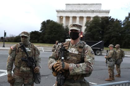 Miembros de la Guardia Nacional de Florida montan guardia fuera del Lincoln Memorial