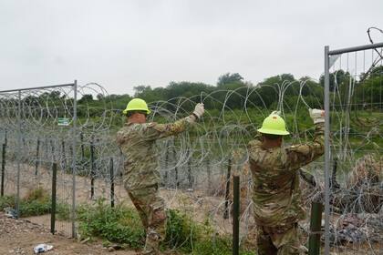 Miembros de la Guardia Nacional de Texas construyen más barreras cerca de Eagle Pass