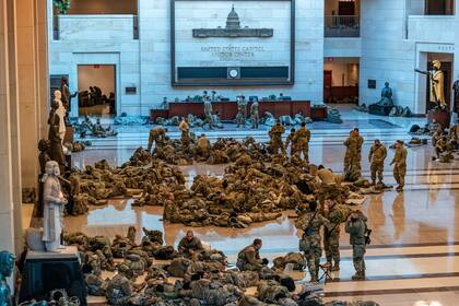 Miembros de la Guardia Nacional descansan dentro del Capitolio