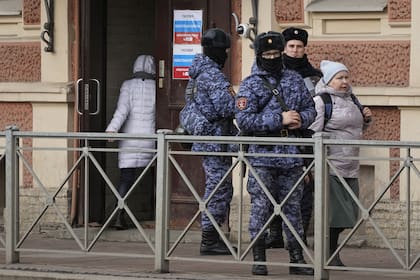 Miembros de la Guardia Nacional en un centro de votación en San Petersburgo